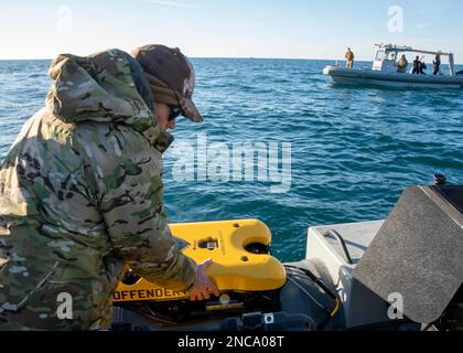 Oceano Atlantico. 7th Feb, 2023. I marinai assegnati al gruppo di smaltimento delle Ornanze esplosive 2 preparano un veicolo sottomarino per la ricerca di detriti durante gli sforzi di recupero di un pallone ad alta quota nell'Oceano Atlantico, 7 febbraio 2023. Sotto la direzione del presidente degli Stati Uniti e con il pieno sostegno del governo del Canada, aerei da combattimento statunitensi sotto gli Stati Uniti Northern Command Authority ha impegnato e portato giù una mongolfiera di sorveglianza ad alta quota all'interno dello spazio aereo sovrano degli Stati Uniti e sulle acque territoriali degli Stati Uniti 4 febbraio 2023. Servizio attivo, riserva, guardia nazionale e personale civile Foto Stock