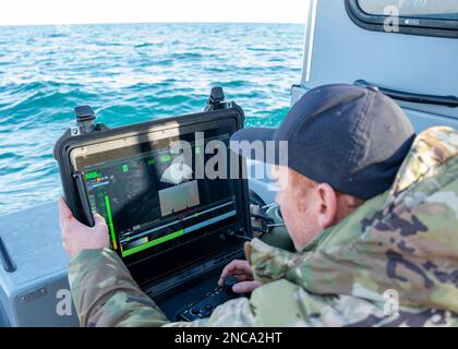 Oceano Atlantico. 7th Feb, 2023. Un Sailor assegnato al gruppo di smaltimento delle Ordinanze esplosive 2 conduce una ricerca di detriti con un veicolo subacqueo durante gli sforzi di recupero di un pallone ad alta quota nell'Oceano Atlantico, 7 febbraio 2023. Sotto la direzione del presidente degli Stati Uniti e con il pieno sostegno del governo del Canada, aerei da combattimento statunitensi sotto gli Stati Uniti Northern Command Authority ha impegnato e portato giù una mongolfiera di sorveglianza ad alta quota all'interno dello spazio aereo sovrano degli Stati Uniti e sulle acque territoriali degli Stati Uniti 4 febbraio 2023. Servizio attivo, riserva, guardia nazionale e pe civile Foto Stock