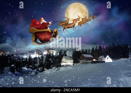 Magia vigilia di Natale. Babbo Natale con renne che volano in cielo nella notte di luna piena Foto Stock