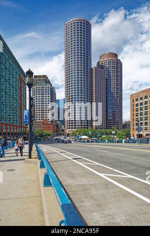 Una (la più alta) e due International Place sono torri di uffici e annessi fiancheggianti con una vista dominante del Porto di Boston e del centro cittadino. Foto Stock