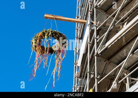 casa con impalcatura e greman tipico può palo o maibaum. Cielo blu chiaro. Foto Stock