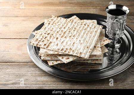 matzos tradizionale e vino rosso su tavola di legno Foto Stock