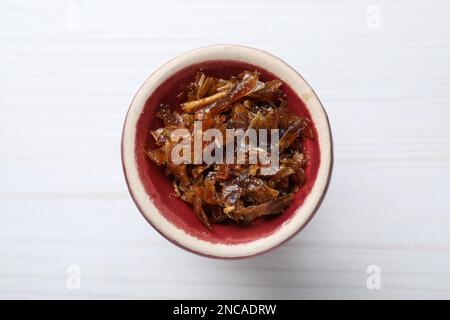 Moderna ciotola di narghilè con tabacco su tavolo di legno bianco, vista dall'alto Foto Stock