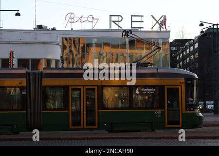 Centro di Helsinki, Finlandia, l'ingresso al Museo Amos Rex, segno, edificio funzionalista, vecchio tram verde, trasporti pubblici, BIO Rex a Lasipalatsi Foto Stock