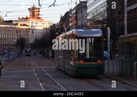 Il tram pubblico con il numero del percorso 1 parte da Una fermata su Mannerheim Avenue a Helsinki. Strada nel quartiere di Kluivi in serata o notte ILLUMI Foto Stock