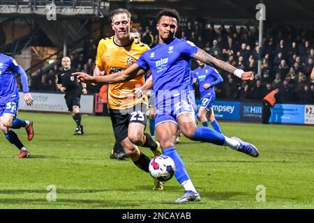 Michael Morrison (23 Cambridge United) sfida Elliot Bonds (23 Cheltenham Town) durante la partita della Sky Bet League 1 tra Cambridge United e Cheltenham Town al R Costings Abbey Stadium di Cambridge martedì 14th febbraio 2023. (Foto: Kevin Hodgson | NOTIZIE MI) Credit: NOTIZIE MI & Sport /Alamy Live News Foto Stock