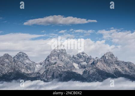 Le vette del Teton si innalzano sopra le nuvole. I concetti includono stabilità, forza e determinazione. Contea di Teton, Wyoming, Grand Teton National Park, Stati Uniti Foto Stock