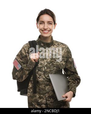 Cadetto femmina con zaino e computer portatile isolato su bianco. Educazione militare Foto Stock