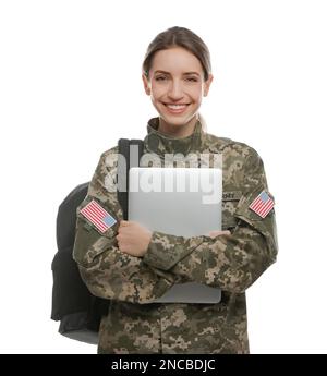 Cadetto femmina con zaino e computer portatile isolato su bianco. Educazione militare Foto Stock