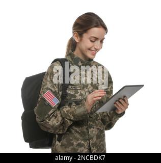 Cadetto femmina con zaino e tablet isolato su bianco. Educazione militare Foto Stock