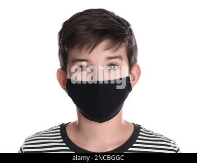 Ragazzo con maschera protettiva su sfondo bianco. Sicurezza dei bambini Foto Stock