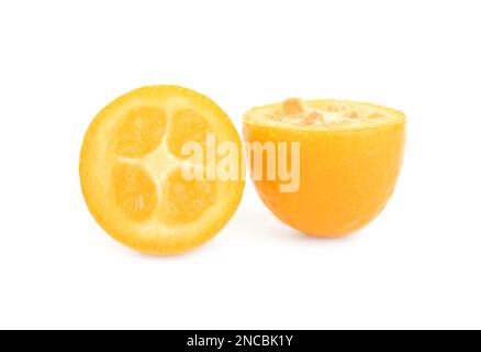 Metà di kumquat fresco maturo su fondo bianco Foto Stock