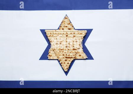 Stella di Davide fatta con il pasover matzos sulla bandiera di Israele, vista dall'alto Foto Stock