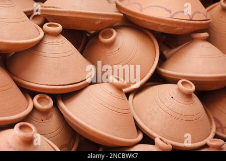 Pila di tagine pentole in ceramica in un souk (mercato) a Marrakech, Marocco Foto Stock