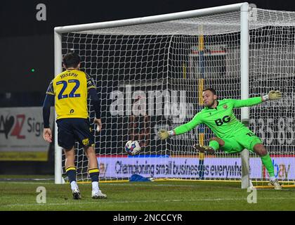 Il portiere di Oxford United Simon Eastwood (13) fa un salvataggio durante la partita della Sky Bet League 1 Oxford United vs Plymouth Argyle allo stadio di Kassam, Oxford, Regno Unito, 14th febbraio 2023 (Photo by Stanley Kasala/News Images) Foto Stock