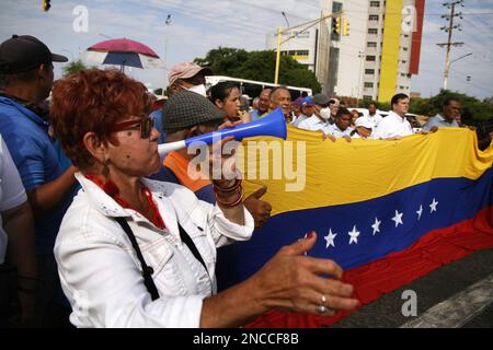 Professori universitari, personale amministrativo, vari sindacati di operatori del settore pubblico e sanitario, ha marciato in protesta questo Martedì, 14 febbraio 2023 nella città di Maracaibo, Venezuela. Gli educatori si sono Uniti alle dimostrazioni degli insegnanti che già si aggiungono fino a cinque settimane, in tutto il paese, protestando e chiedendo miglioramenti nei loro stipendi. la marcia lasciò la canonica dell'Università di Zulia (LUZ), verso le strade principali della città urlando slogan contro stipendi miseri. Hanno anche sottolineato come un esempio, nel salario massimo dell'università è il rettore, 'il bonu Foto Stock