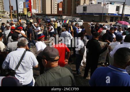 Professori universitari, personale amministrativo, vari sindacati di operatori del settore pubblico e sanitario, ha marciato in protesta questo Martedì, 14 febbraio 2023 nella città di Maracaibo, Venezuela. Gli educatori si sono Uniti alle dimostrazioni degli insegnanti che già si aggiungono fino a cinque settimane, in tutto il paese, protestando e chiedendo miglioramenti nei loro stipendi. la marcia lasciò la canonica dell'Università di Zulia (LUZ), verso le strade principali della città urlando slogan contro stipendi miseri. Hanno anche sottolineato come un esempio, nel salario massimo dell'università è il rettore, 'il bonu Foto Stock