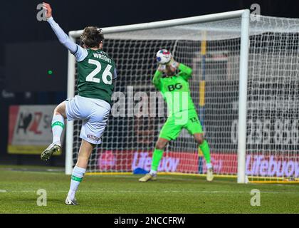 Plymouth Argyle centrocampista Callum Wright (26) scatta una foto e il portiere Oxford United Simon Eastwood (13) fa un salvataggio durante la partita della Sky Bet League 1 Oxford United vs Plymouth Argyle allo stadio Kassam, Oxford, Regno Unito, 14th febbraio 2023 (Foto di Stanley Kasala/News Images) Foto Stock