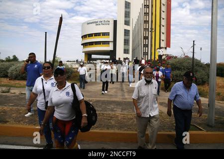 Professori universitari, personale amministrativo, vari sindacati di operatori del settore pubblico e sanitario, ha marciato in protesta questo Martedì, 14 febbraio 2023 nella città di Maracaibo, Venezuela. Gli educatori si sono Uniti alle dimostrazioni degli insegnanti che già si aggiungono fino a cinque settimane, in tutto il paese, protestando e chiedendo miglioramenti nei loro stipendi. la marcia lasciò la canonica dell'Università di Zulia (LUZ), verso le strade principali della città urlando slogan contro stipendi miseri. Hanno anche sottolineato come un esempio, nel salario massimo dell'università è il rettore, 'il bonu Foto Stock