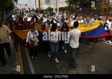 Professori universitari, personale amministrativo, vari sindacati di operatori del settore pubblico e sanitario, ha marciato in protesta questo Martedì, 14 febbraio 2023 nella città di Maracaibo, Venezuela. Gli educatori si sono Uniti alle dimostrazioni degli insegnanti che già si aggiungono fino a cinque settimane, in tutto il paese, protestando e chiedendo miglioramenti nei loro stipendi. la marcia lasciò la canonica dell'Università di Zulia (LUZ), verso le strade principali della città urlando slogan contro stipendi miseri. Hanno anche sottolineato come un esempio, nel salario massimo dell'università è il rettore, 'il bonu Foto Stock