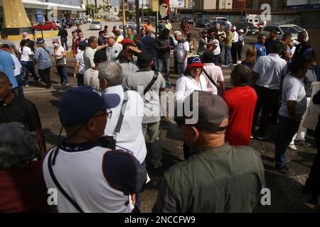 Professori universitari, personale amministrativo, vari sindacati di operatori del settore pubblico e sanitario, ha marciato in protesta questo Martedì, 14 febbraio 2023 nella città di Maracaibo, Venezuela. Gli educatori si sono Uniti alle dimostrazioni degli insegnanti che già si aggiungono fino a cinque settimane, in tutto il paese, protestando e chiedendo miglioramenti nei loro stipendi. la marcia lasciò la canonica dell'Università di Zulia (LUZ), verso le strade principali della città urlando slogan contro stipendi miseri. Hanno anche sottolineato come un esempio, nel salario massimo dell'università è il rettore, 'il bonu Foto Stock