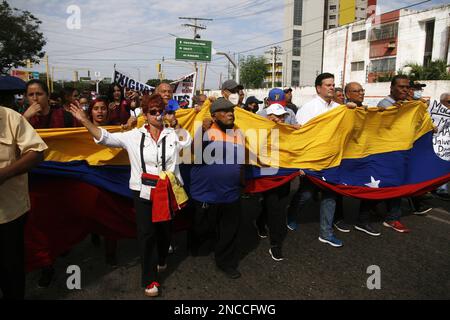 Professori universitari, personale amministrativo, vari sindacati di operatori del settore pubblico e sanitario, ha marciato in protesta questo Martedì, 14 febbraio 2023 nella città di Maracaibo, Venezuela. Gli educatori si sono Uniti alle dimostrazioni degli insegnanti che già si aggiungono fino a cinque settimane, in tutto il paese, protestando e chiedendo miglioramenti nei loro stipendi. la marcia lasciò la canonica dell'Università di Zulia (LUZ), verso le strade principali della città urlando slogan contro stipendi miseri. Hanno anche sottolineato come un esempio, nel salario massimo dell'università è il rettore, 'il bonu Foto Stock