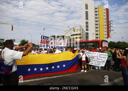 Professori universitari, personale amministrativo, vari sindacati di operatori del settore pubblico e sanitario, ha marciato in protesta questo Martedì, 14 febbraio 2023 nella città di Maracaibo, Venezuela. Gli educatori si sono Uniti alle dimostrazioni degli insegnanti che già si aggiungono fino a cinque settimane, in tutto il paese, protestando e chiedendo miglioramenti nei loro stipendi. la marcia lasciò la canonica dell'Università di Zulia (LUZ), verso le strade principali della città urlando slogan contro stipendi miseri. Hanno anche sottolineato come un esempio, nel salario massimo dell'università è il rettore, 'il bonu Foto Stock