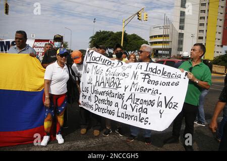 Professori universitari, personale amministrativo, vari sindacati di operatori del settore pubblico e sanitario, ha marciato in protesta questo Martedì, 14 febbraio 2023 nella città di Maracaibo, Venezuela. Gli educatori si sono Uniti alle dimostrazioni degli insegnanti che già si aggiungono fino a cinque settimane, in tutto il paese, protestando e chiedendo miglioramenti nei loro stipendi. la marcia lasciò la canonica dell'Università di Zulia (LUZ), verso le strade principali della città urlando slogan contro stipendi miseri. Hanno anche sottolineato come un esempio, nel salario massimo dell'università è il rettore, 'il bonu Foto Stock