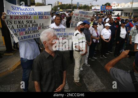 Professori universitari, personale amministrativo, vari sindacati di operatori del settore pubblico e sanitario, ha marciato in protesta questo Martedì, 14 febbraio 2023 nella città di Maracaibo, Venezuela. Gli educatori si sono Uniti alle dimostrazioni degli insegnanti che già si aggiungono fino a cinque settimane, in tutto il paese, protestando e chiedendo miglioramenti nei loro stipendi. la marcia lasciò la canonica dell'Università di Zulia (LUZ), verso le strade principali della città urlando slogan contro stipendi miseri. Hanno anche sottolineato come un esempio, nel salario massimo dell'università è il rettore, 'il bonu Foto Stock