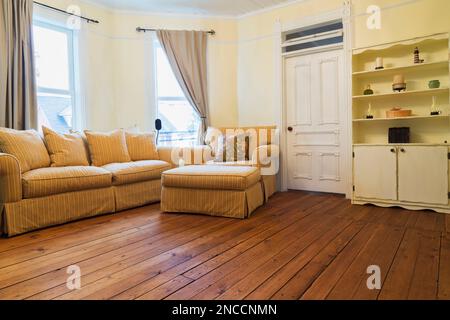 Divano e libreria in camera da letto Foto stock - Alamy