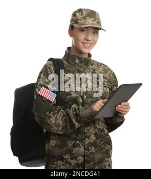 Soldato femminile con tablet e zaino su sfondo bianco. Educazione militare Foto Stock