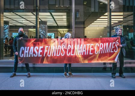 STATI UNITI. 14th Feb, 2023. Il giorno di San Valentino una coalizione di gruppi ambientalisti guidati dal Third Act NYC, insieme agli alleati di XRNYC, Stop the Money Pipeline, Greenfaith, 350NYC, Rise and resist e molte altre organizzazioni, ha inviato una lettera al CEO di JPMorgan Chase Jamie Dimon chiedendo la fine immediata di tutti i nuovi investimenti nei combustibili fossili, E che Chase reindirizza i suoi investimenti verso le fonti di energia rinnovabili. Sarebbe un vero San Valentino per il pianeta e i suoi figli. (Foto di Erik McGregor/Sipa USA) Credit: Sipa USA/Alamy Live News Foto Stock