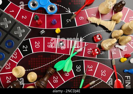 Diversi tipi di giochi da tavolo e i suoi componenti come sfondo, vista dall'alto Foto Stock