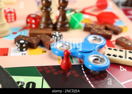 Diversi tipi di giochi da tavolo come sfondo, primo piano Foto Stock