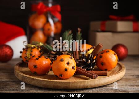 Composizione natalizia con palle di melanzana di mandarino su tavola di legno Foto Stock