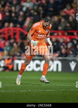 Wrexham, Galles. 14th febbraio 2023. Wrexham, Wrexham County Borough, Galles. 14th febbraio 2023. Il portiere di Woking Craig Ross celebra l'equalizzatore di Woking, durante il Wrexham Association Football Club V Woking Football Club all'ippodromo, nella Vanarama National League. (Credit Image: ©Cody Froggatt/Alamy Live News) Foto Stock