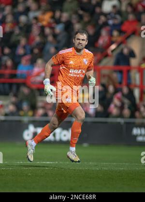 Wrexham, Galles. 14th febbraio 2023. Wrexham, Wrexham County Borough, Galles. 14th febbraio 2023. Il portiere di Woking Craig Ross celebra l'equalizzatore di Woking, durante il Wrexham Association Football Club V Woking Football Club all'ippodromo, nella Vanarama National League. (Credit Image: ©Cody Froggatt/Alamy Live News) Foto Stock