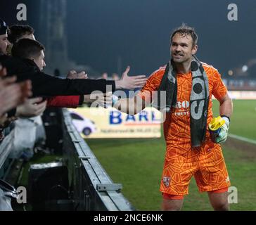 Wrexham, Galles. 14th febbraio 2023. Il portiere di Woking Craig Ross festeggia con i tifosi a tempo pieno, durante il Wrexham Association Football Club V Woking Football Club all'ippodromo, nella Vanarama National League. (Credit Image: ©Cody Froggatt/Alamy Live News) Foto Stock