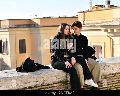 Roma, Italia. 14th Feb, 2023. Una coppia trascorre San Valentino a Roma il 14 febbraio 2023. Credit: Jin Mamengni/Xinhua/Alamy Live News Foto Stock