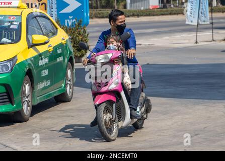 SAMUT PRAKAN, THAILANDIA, 29 2023 GENNAIO, Un uomo con una bambina cavalca una moto. Foto Stock