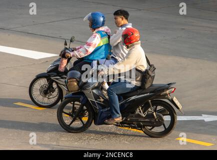 SAMUT PRAKAN, THAILANDIA, 30 2023 GENNAIO, traffico motociclistico sulla strada del mattino Foto Stock