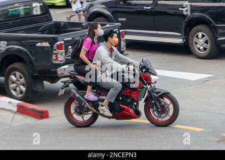 SAMUT PRAKAN, THAILANDIA, 03 2023 FEBBRAIO, la coppia cavalca in moto per strada. Foto Stock