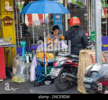 SAMUT PRAKAN, THAILANDIA, 04 2023 FEBBRAIO, vendere frutta fresca da un chiosco mobile sulla strada Foto Stock