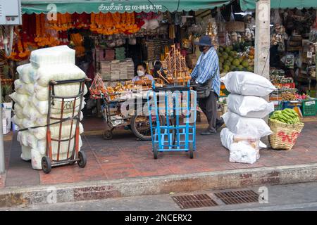 BANGKOK, THAILANDIA, FEB 04 2023, Negozi con fiori, decorazione e frutta nel centro della città Foto Stock