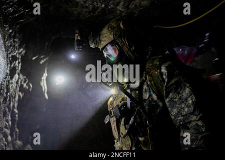 Un soldato assegnato al 56th Chemical Reconnaissance Detachment (CRD), 4th Battaglione, 5th Special Forces Group (Airborne), si prepara a condurre una formazione sullo sfruttamento dei siti sensibili come parte di un esercizio di valutazione esterna del 1st Special Forces Command a Dugway, Utah, 1 febbraio 2023. L'esercizio, che fornisce condizioni di missione e formazione realistiche, valuta le abilità tecniche e tattiche di CRD da implementare per combattere gli ambienti. (STATI UNITI Foto dell'esercito del personale Sgt. Gregory T. Summers, 5th Special Forces Group (Airborne) Public Affairs) Foto Stock