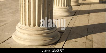 Colonne e pilastri greci che mostrano architetture classiche e strutture storiche Foto Stock