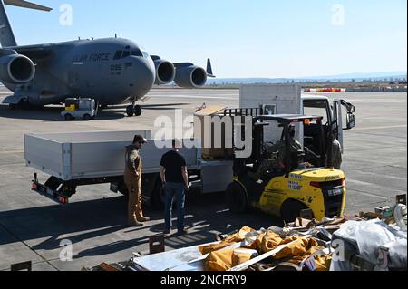 STAZIONE AERONAVALE SIGONELLA, Italia (12 febbraio 2023) Stati Uniti I marinai della Marina assegnati alla Naval Air Station Sigonella assistono con l'assistenza umanitaria e gli sforzi di soccorso in caso di calamità, trasferendo pallet ricevuti dalle spedizioni navali, 12 febbraio 2023. A seguito di un terremoto di magnitudo 7,8 che ha colpito Türkiye il 6 febbraio 2023, le forze militari statunitensi sono state assegnate agli Stati Uniti Il comando europeo fornisce assistenza umanitaria e soccorso in caso di catastrofi a sostegno degli Stati Uniti Agenzia per lo sviluppo Internazionale (USAID), il Bureau of Humanitarian Assistance (BHA), e la comunità internazionale al popolo turco durante Foto Stock