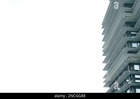 La punta del grattacielo della costruzione contro il cielo blu nuvoloso in una giornata di sole. Immagine con spazio di copia Foto Stock