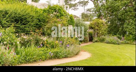 Un bel lungo confine in un giardino tradizionale cottage Foto Stock