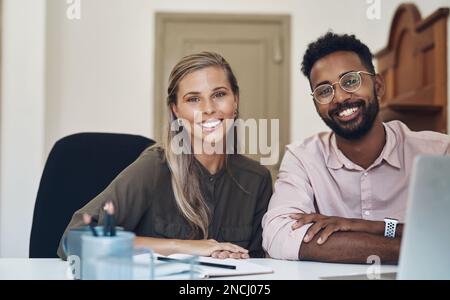 Ottenere grandi cose progettate come un duo. Ritratto di due uomini d'affari che lavorano insieme in un ufficio. Foto Stock